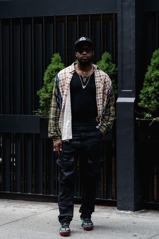 Какие кроссовки носить с темно-синими брюками карго