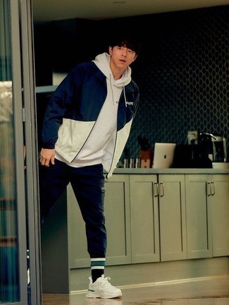 Какие кроссовки носить с темно-синими брюками карго