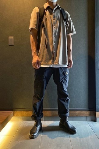 Какие ботинки челси носить с темно-синими брюками карго