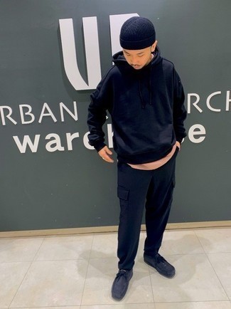 Какие ботинки дезерты носить с темно-синими брюками карго