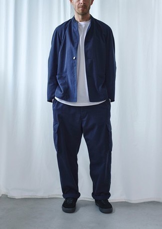 Какие высокие кеды носить с темно-синими брюками карго