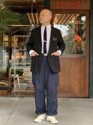 Какие высокие кеды носить с темно-синими брюками карго