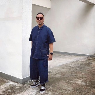 Какие низкие кеды носить с темно-синими брюками карго