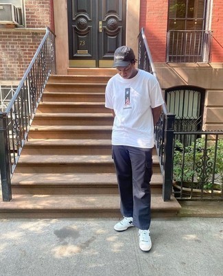 Какие низкие кеды носить с темно-синими брюками карго