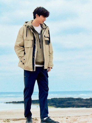 Как носить темно-синие брюки карго с темно-синими кроссовками