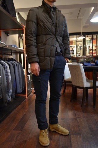 Какие куртки-пуховики носить с темно-синими брюками карго