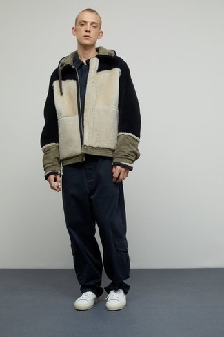 Какие куртки-рубашки носить с темно-синими брюками карго