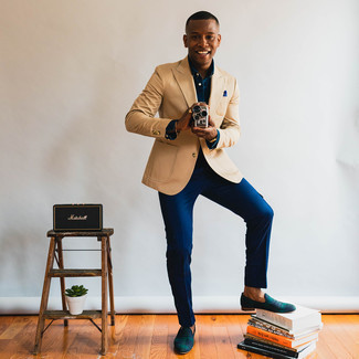 Как носить темно-синие брюки карго с светло-коричневым пиджаком