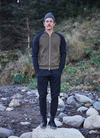 Какие бомберы носить с темно-синими повседневными ботинками мужчине