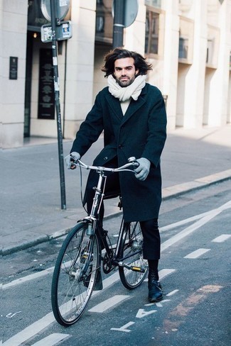 Какие свитера с круглым вырезом носить с темно-синими повседневными ботинками мужчине