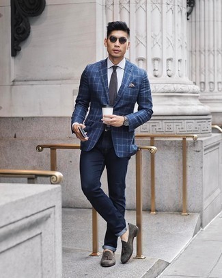 Как носить темно-синий пиджак в клетку с синими джинсами мужчине