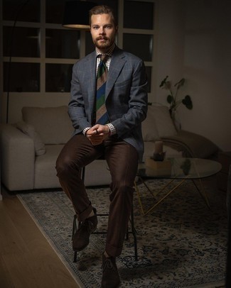 Как носить темно-синий пиджак в клетку с коричневыми замшевыми ботинками дезертами