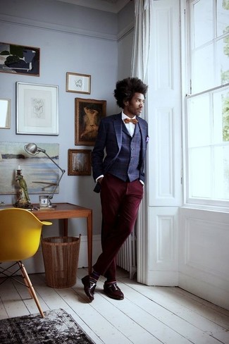 Как носить темно-синий пиджак в клетку с темно-красными брюками чинос