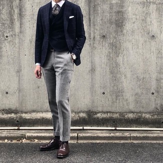 Как носить темно-синий пиджак в клетку с темно-коричневыми кожаными брогами