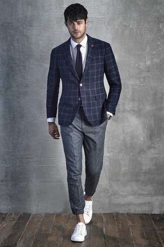Как носить темно-синий пиджак в клетку с серыми брюками чинос