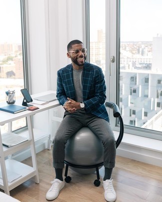 Как носить темно-синий пиджак в клетку с серыми брюками чинос