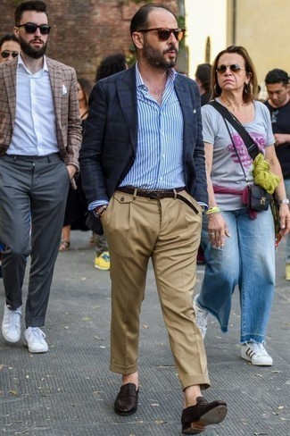 Как носить темно-синий пиджак в клетку с светло-коричневыми брюками чинос