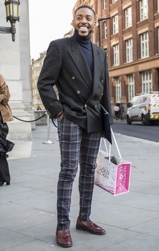 С чем носить темно-синие брюки чинос в клетку