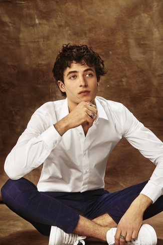 С чем носить темно-синие брюки чинос в клетку