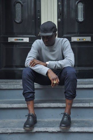 С чем носить темно-синие брюки чинос в клетку