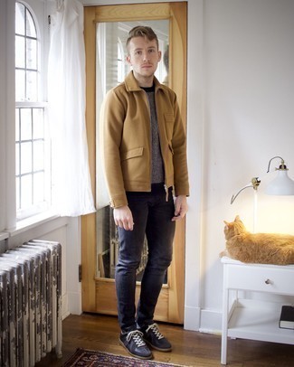 С чем носить темно-синий свитер с круглым вырезом в клетку мужчине