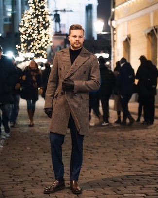 С чем носить темно-синие классические брюки в клетку мужчине