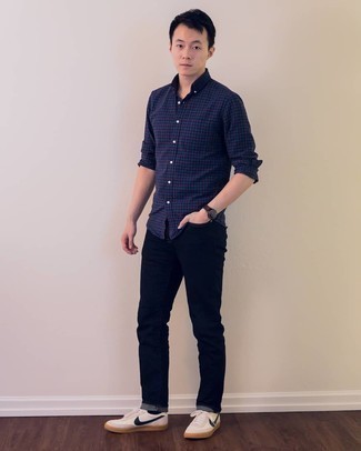 С чем носить темно-синюю рубашку с длинным рукавом в клетку мужчине