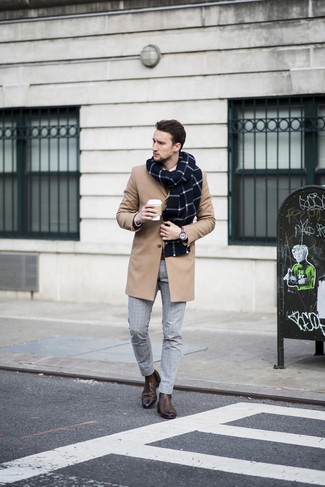 С чем носить темно-синий шарф в клетку мужчине