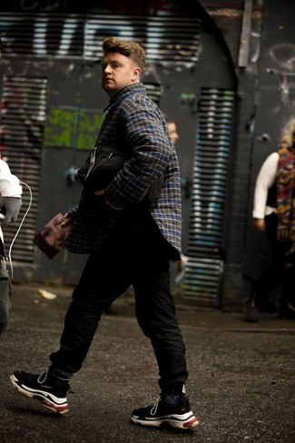 С чем носить темно-синюю куртку-рубашку в клетку мужчине