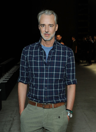 С чем носить темно-синюю рубашку в клетку мужчине