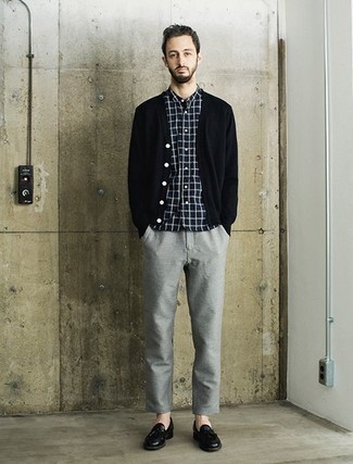 С чем носить темно-синюю рубашку в клетку мужчине