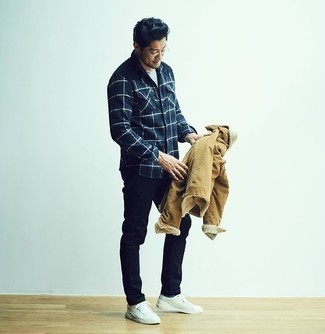 С чем носить темно-синюю рубашку в клетку мужчине