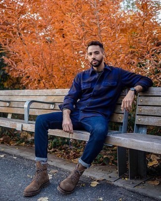 С чем носить темно-синюю рубашку в клетку мужчине