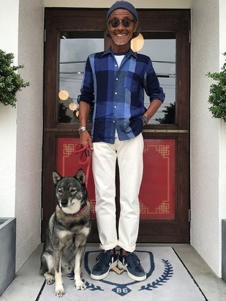 С чем носить темно-синюю рубашку в клетку мужчине