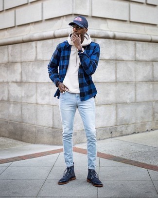 С чем носить темно-синюю рубашку в клетку мужчине