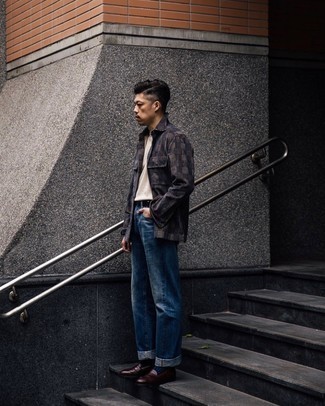 С чем носить темно-синюю рубашку в клетку мужчине