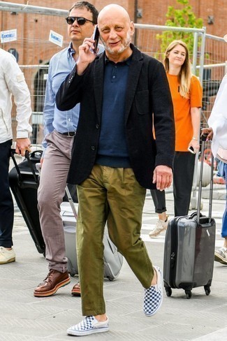 С чем носить темно-синие кеды в клетку мужчине