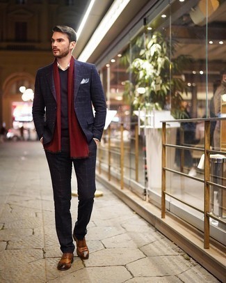 Как носить темно-синий костюм в клетку с коричневыми кожаными брогами