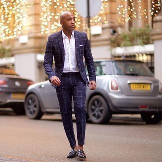 Как носить темно-синий костюм в клетку с темно-коричневыми кожаными лоферами