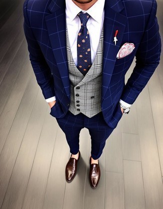 С чем носить темно-синий костюм в клетку