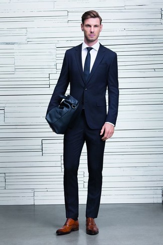 С чем носить темно-синий костюм в клетку