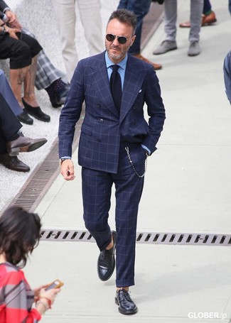 С чем носить темно-синий костюм в клетку