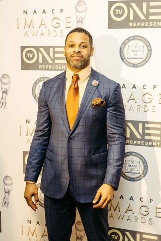 С чем носить темно-синий костюм в клетку