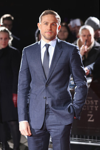 С чем носить темно-синий костюм в клетку