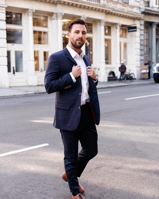 С чем носить темно-синий костюм в клетку
