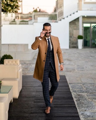 С чем носить темно-синий костюм в клетку