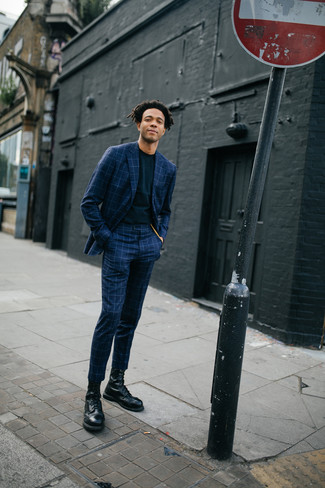 С чем носить темно-синий костюм в клетку