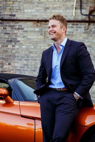 С чем носить темно-синий костюм в клетку