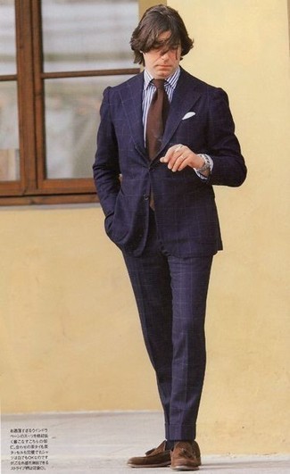 С чем носить темно-синий костюм в клетку