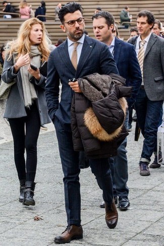 С чем носить темно-синий костюм в клетку